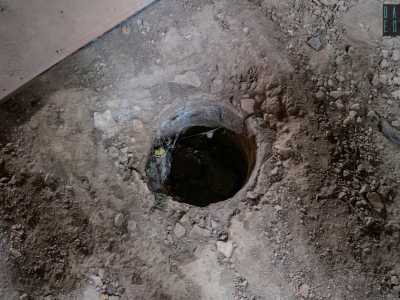 In un angolo scoviamo un profondo buco parzialmente nascosto da un�asse di legno: � l�imboccatura del deposito dell�olio